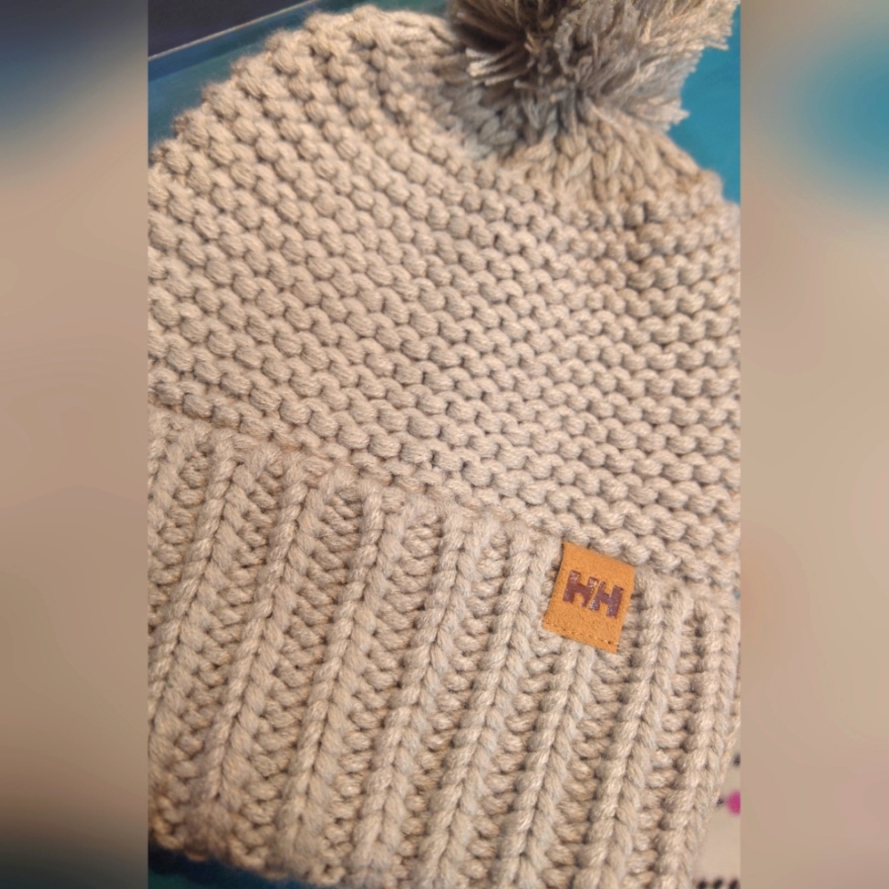 Helly Hansen Calgary Chunky Beanie with Removable Pom NWOT